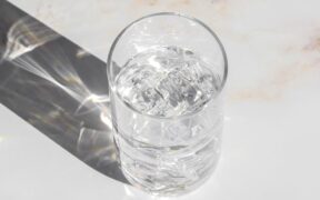Verre d'eau potable avec glaces sur un comptoir
