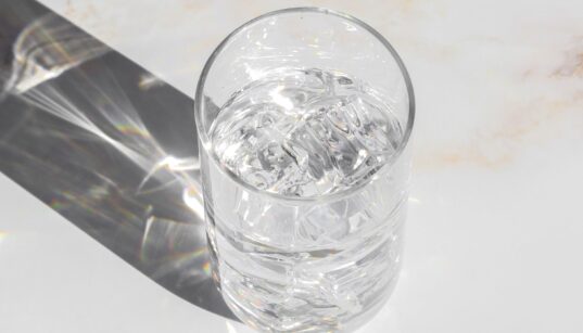 Verre d'eau potable avec glaces sur un comptoir